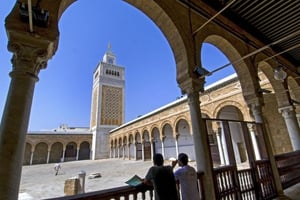 Galeries et colonnesde la cour de la grande mosquée Jamaa Ez Zitouna. © nicolas fauque/Corbis via Getty Images
