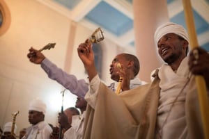 Des prêtres participent à une cérémonie à la veille de la Pâque orthodoxe, à Addis Abeba, le 11 avril 2015 © ZACHARIAS ABUBEKER/AFP.