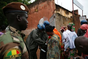 Des membres des forces de sécurité malienne, assurant la sécurité devant un bureau de vote à Bamako, dimanche 29 juillet 2018. © REUTERS/Luc Gnago