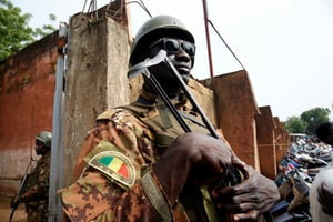 Un soldat malien sécurise un bureau de vote à Bamako, lors du vote du président sortant, et candidat à sa succession, Ibrahim Boubacar Keïta. © REUTERS/Luc Gnago