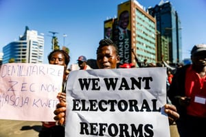 Des partisans de l’opposition manifestent pour une réforme de la commission électorale, le 5 juin 2018 à Harare. © Jekesai NJIKIZANA