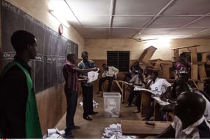 Le décompte des voix lors de la présidentielle du dimanche 29 novembre 2015 dans un bureau de vote à Ouagadougou. © Theo Renaut/AP/SIPA