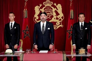 Mohammed VI, le prince Moulay Rachid et le prince Moulay Hassan, lors du discours du Trône, dimanche 29 juillet 2018. © Palais royal marocain / via AP / SIPA – AP