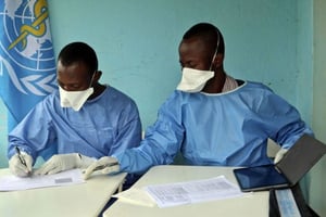 Des agents de l’OMS lors de la campagne de vaccination contre Ebola, à Mbandaka, en RDC le 30 mai 2018. © Sam Mednick/AP/SIPA