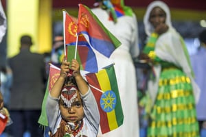 Un enfant tenant les drapeaux éthiopiens et érythréens, à Addis Abeba, le 15 juillet 2018. © Mulugeta Ayene/AP/SIPA