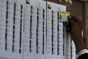 Opération de vote à Moroni, Comores, lors du référendum constitutionnel, le 30 juillet 2018. © TONY KARUMBA / AFP
