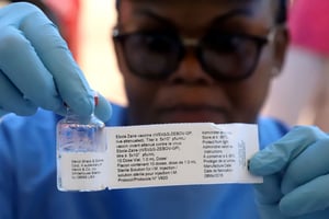 Un agent de l’OMS présente un échantillon du vaccin utilisé pour contenir la 9e épidémie d’Ebola en RDC, en mai 2018 à Mbandaka. © REUTERS/Kenny Katombe/File Photo