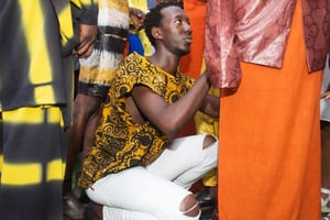 L’artiste Jean Kassim Dembele en plein travail, pendant son dernier défilé sénégalais, à l’hôtel Pullman. © Youri Lenquette pour JA