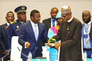 Muhammadu Buhari (à dr.) succède à Faure Gnassingbé à la tête de la Cedeao, le 31 juillet. © CEDEAO