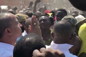 Capture d’écran d’une vidéo montrant Moïse Katumbi, entouré de ses partisans, avançant vers le poste frontière de Kasumbalesa, dans l’est de la RDC, le 3 août 2018.
