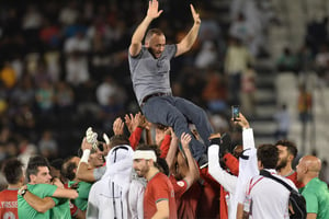 Les joueurs du club qatari Al-Duhail célèbre avec son entraîneur Djamel Belmadi, leur victoire à la coupe de l’Emir, à Doha en mai 2016. © CHINE NOUVELLE/SIPA