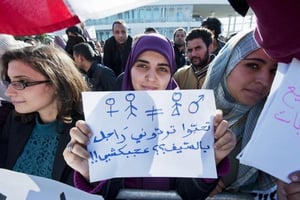 « Vous voulez me forcer à être un homme	? Cours toujours	! » proteste une manifestante. © Fauque Nicolas/Images de Tunisie/ABACA