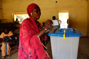 Dans un bureau de vote à Bamako, pour le second tour de la présidentielle au Mali, le 12 août 2018. © REUTERS/Luc Gnago