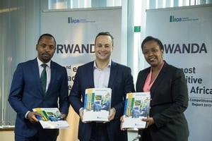 Jeremy Johnson, DG et Clare Akamanzico-fondateur d’Andela (au milieu) et Clare Akamanzi, directrice générale du Rwanda Development Board (à droite) lors de la signature du partenariat à Kigali. © Andela/2018.