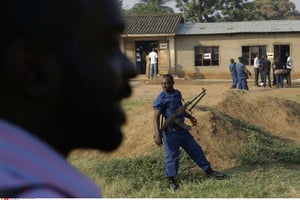 Un policier près d’un bureau de vote, lors de la présidentielle de 2015 au Burundi (archives). © Jerome Delay/AP/SIPA