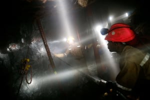 Dans une mine d’or à Masimthembe, en Afrique du Sud (Illustration). © REUTERS/Mike Hutchings/File Photo
