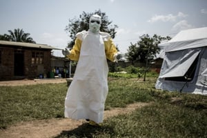Un membre du personnel sanitaire mobilisé contre l’Ebola le 11 août 2018, à Beni, en RDC. © AFP – JOHN WESSELS