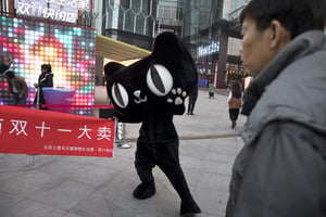 Une mascotte d’une marque détenue par le géant chinois Alibaba, dans un centre commercial à Pékin, en novembre 2017. © Ng Han Guan/AP/SIPA