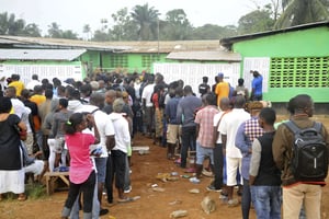 Des citoyens attendent de voter lors du second tour de la présidentielle à Monrovia, au Libéria, mardi 26 décembre 2017. © Abbas Dulleh/AP/SIPA