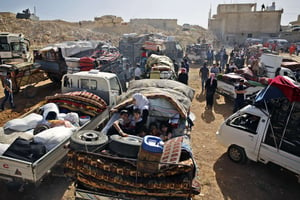 Des réfugiés syriens se rassemblant dans leur véhicule au Liban, en juin 2018. © Bilal Hussein/AP/SIPA