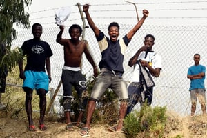 Des migrants célébrant la réussite de leur passage dans l’enclave espagnole de Ceuta, au Maroc, le 22 août 2018. © REUTERS/Fabian Bimmer