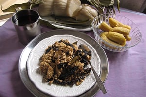 Mbika aux mbinzo (pâte de graine de courge aux chenilles), un plat très répandu dans plusieurs régions de la RDC. © Wikimedia Commons/T.K. Naliaka