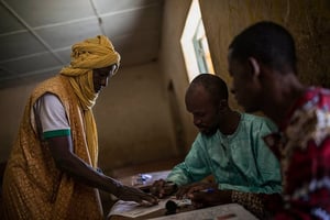 Dans un bureau de vote à Gao, dans le nord du Mali, lors du premier tour de la présidentielle, le 29 juillet 2018. © Photo MINUSMA/Marco Dormino