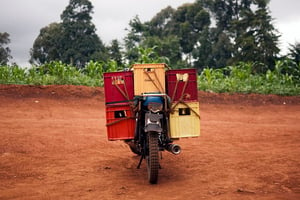 Une moto de livreur de bières, au Cameroun (Illustration). © Creative Commons / Flickr / Mimbo benskin
