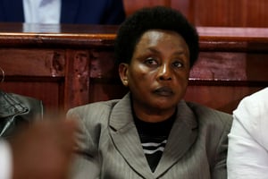 La vice-présidente de la Cour suprême du Kenya, Philomena Mwilu, comparaît devant le tribunal de Milimani après avoir été arrêtée pour corruption présumée à Nairobi, le 28 août 2018. © Thomas Mukoya/REUTERS