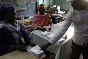 Dans un bureau de vote de Dakar, lors de la présidentielle de 2012. © Rebecca Blackwell/AP/SIPA