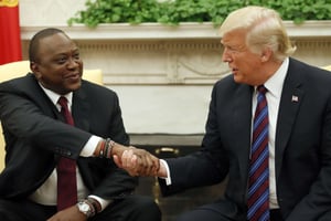Le président Donald Trump, à droite, serre la main du président kényan, Uhuru Kenyatta, au bureau ovale de la Maison Blanche, le lundi 27 août 2018, à Washington. © Alex Brandon/AP/SIPA