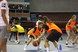 Des jeunes basketteuses algériennes bénéficiant du programme sportif organisé en collaboration avec l’ambassade des États-Unis, au complexe olympique Mohamed Boudiaf à Alger. © Zahra Rahmouni pour JA