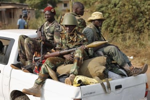 Des miliciens de la Séléka traversent Bangui, en République centrafricaine, le lundi 27 janvier 2014. © Jerome Delay/AP/SIPA