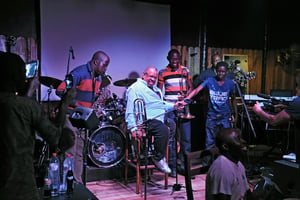 Jam session pour 
de jeunes musiciens 
à l’Iguane Café de Pointe-Noire, avec Fred Wesley et les New JB’s. © JY