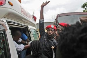Le chanteur et député ougandais Robert Kyagulanyi, plus connu sous le nom de Bobi Wine (au centre), après sa libération sous caution à Gulu, dans le nord de l’Ouganda, le 27 août 2018. © AFP