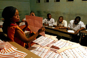 Début des opérations de dépouillement dan sun bureau de vote de Kinshasa, lors des élections législatives et présidentielle de 2006 (archives). © REUTERS/David Lewis