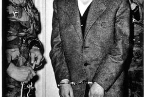 Larbi Ben M’Hidi, un des cinq membres du CCE (Comité de coordination et d’exécution), lors de son arrestation le 23 février 1957 à Alger. © Archives JA/ECPA
