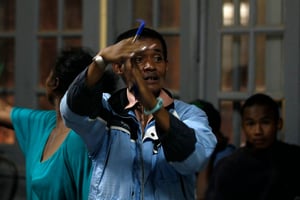 Un agent de la Commission électorale, dans un bureau de vote d’Antananarivo, lors de la présidentielle de 2013 à Madagascar. © REUTERS/Thomas Mukoya