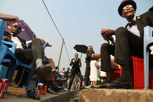 Après un enterrement, des groupes de jeunes profitent du deuil avec des tenues sombres pour rendre hommage au defunt, à Madibou, dans le sud de Brazzaville. © Baudouin Mouanda pour JA