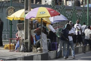 Des personnes achètent des accesoires  MTN dans la rue à Lagos au Nigéria, le 5 novembre 2015. © AP Photo/Sunday Alamba)/XSA103/63475086282/1511051728