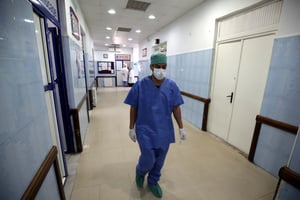 Un agent de santé à l’hôpital  Boufarik  de Blida, le 26 août 2018. © CHINE NOUVELLE/SIPA
