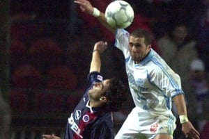 Djamel Belmadi, en 2001, sous les couleurs de l’OM (d.). © FRANCOIS MORI/AP/SIPA