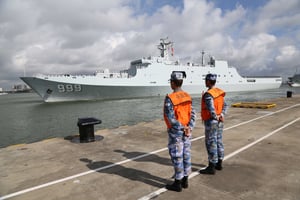 Un navire militaire chinois quitte le port de Zhanjiang, dans le sud de la Chine, en direction de Djibouti. © Wu Dengfeng/AP/SIPA