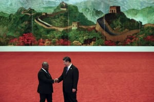 Le président ghanéen, Nana Akufo-Addo,avec le président chinois Xi Jinping, à Pékin lors du Forum Chine Afrique. © Andy Wong/AP/SIPA