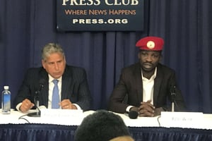 Bobi Wine au National Press Club le jeudi 6 septembre 2018 à Washington, avec son avocat, Robert Amsterdam (à gauche). © Tom Sampson/AP/SIPA
