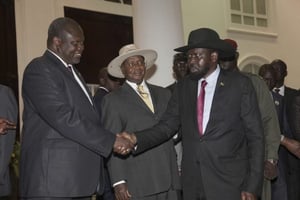 L’ancien vice-président Riek Machar (à gauche) salue le président Salva Kiir (à droite), sous le regard du président ougandais Yoweri Museveni. © Stephen Wandera/AP/SIPA