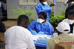 Un agent de l’Organisation mondiale de la Santé se prépare à administrer un vaccin Ebola à un travailleur humanitaire à Mangina, en RDC, le 8 août 2018. © Al-hadji Kudra Maliro/AP/SIPA