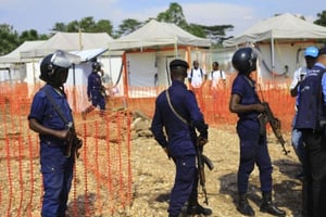 Des policiers montent la garde dans un centre de lutte contre Ebola à Beni le 10 août 2018. (Photo d’illustration) © Al-hadji Kudra Maliro/AP/SIPA