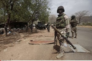 Un soldat nigérian dans la ville de Gwoza en 2015. © Lekan Oyekanmi/AP/SIPA