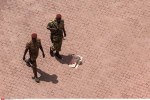 Des militaires burkinabè près de l’entrée de l’hôtel Libya, où des discussions sur le coup d’État ont eu lieu dimanche 20 septembre 2015 à Ouagadougou, au Burkina Faso. © Theo Renaut/AP/SIPA